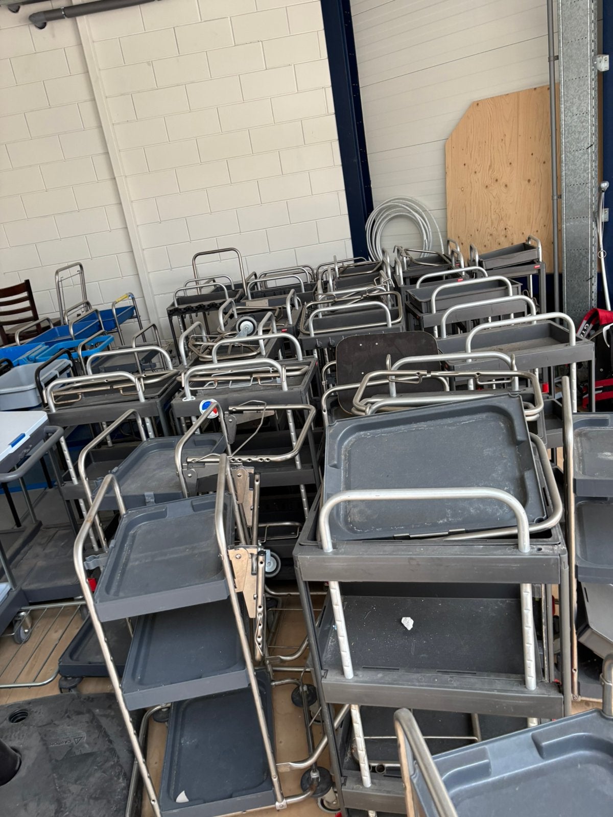 Diverse werkwagens, Schoonmaken bedrijfsruimte
