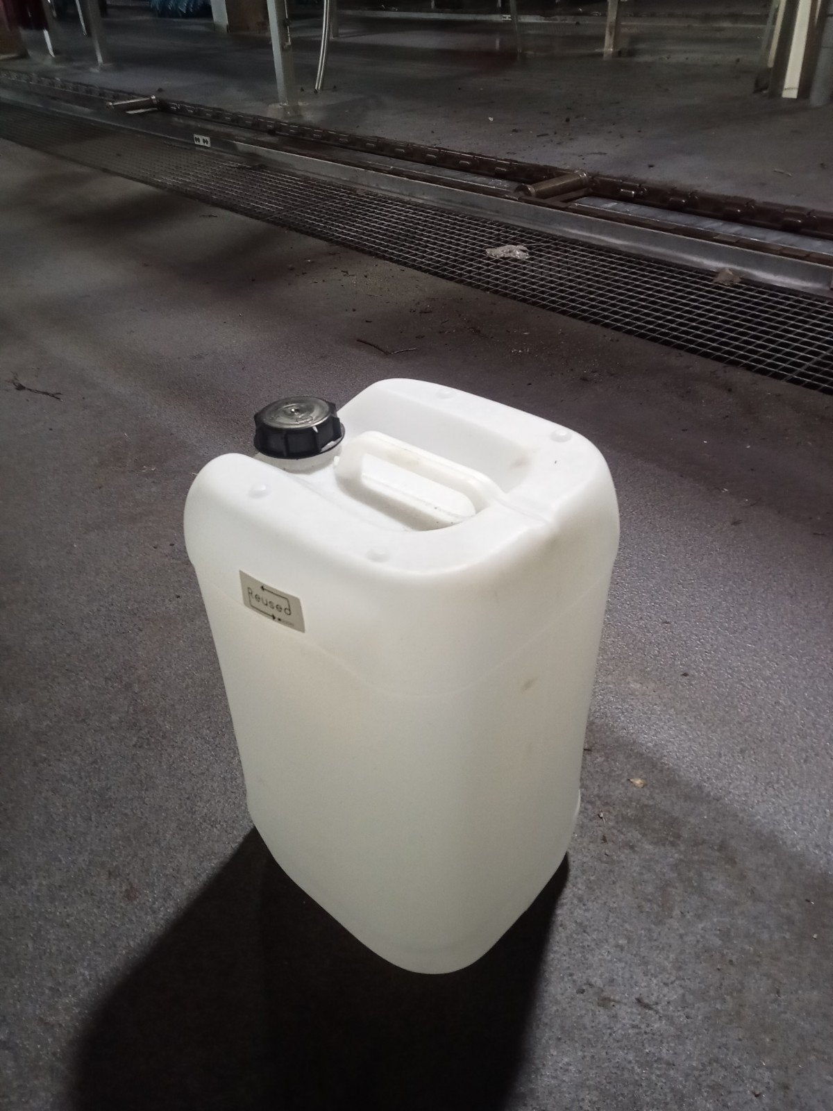 Witte plastic jerrycan met schroefdop, Tuin en Terras, Minder dan 75 liter, Ophalen