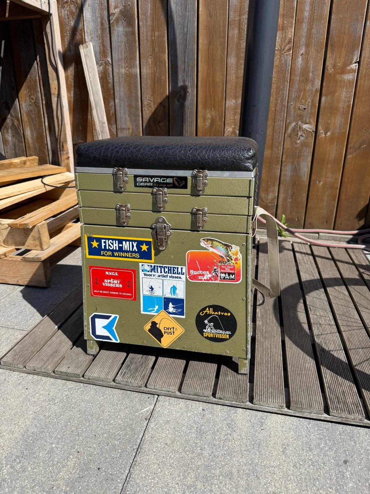 Vintage viskoffer/zitkist met stickers en kussen, Ophalen, Gebruikt, Koffer of Tas