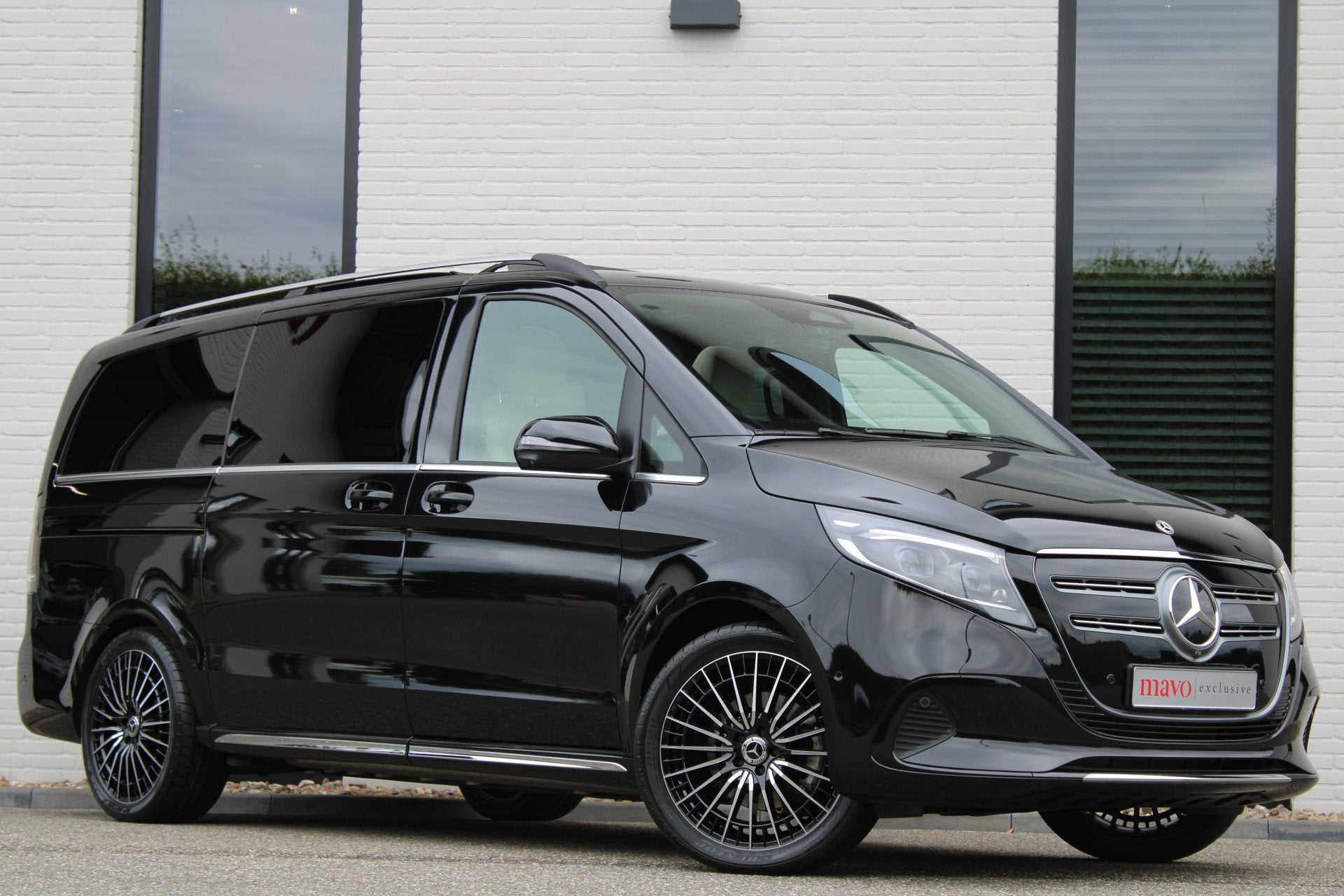 Mercedes-Benz EQV 300 L2 / AMG / Panorama / Elec Stoelen / 7, Auto's, Dealer onderhouden, Gebruikt, Met garantie (alle), 2535 kg