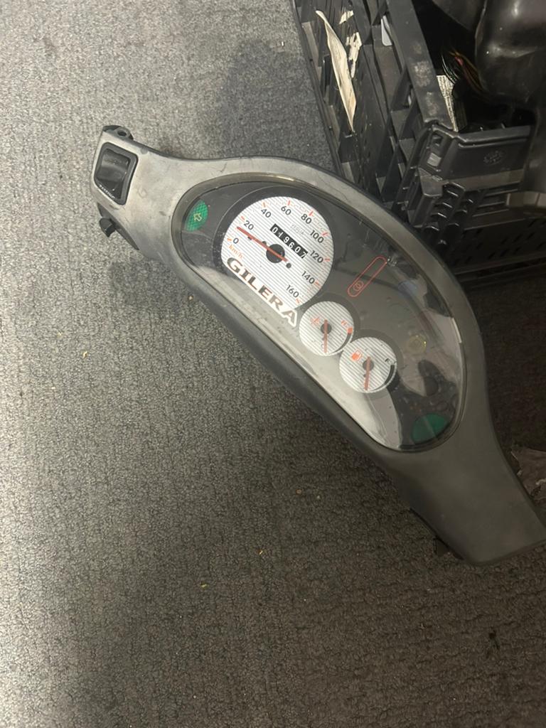 Gilera runner 180cc fxr Dashboard/kilometerteller, Fietsen en Brommers, Brommeronderdelen | Scooters, Ophalen, Zo goed als nieuw