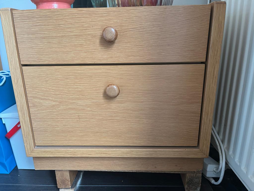 Houten nachtkastje met twee laden, Huis en Inrichting, Kasten | Ladekasten, Ophalen, Gebruikt, 1 of 2 laden, 50 tot 100 cm