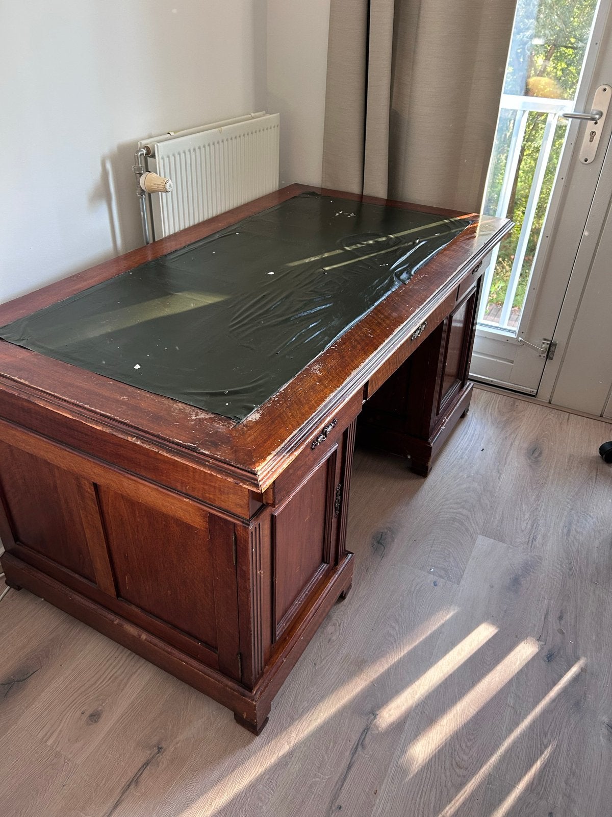Antiek houten engels bureau met groen lederen blad, Ophalen of Verzenden