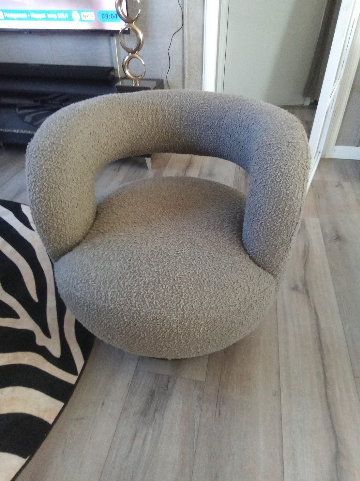 Luxe taupe/zandkleurige draaistoel, Huis en Inrichting, Fauteuils, Ophalen, Zo goed als nieuw, 50 tot 75 cm
