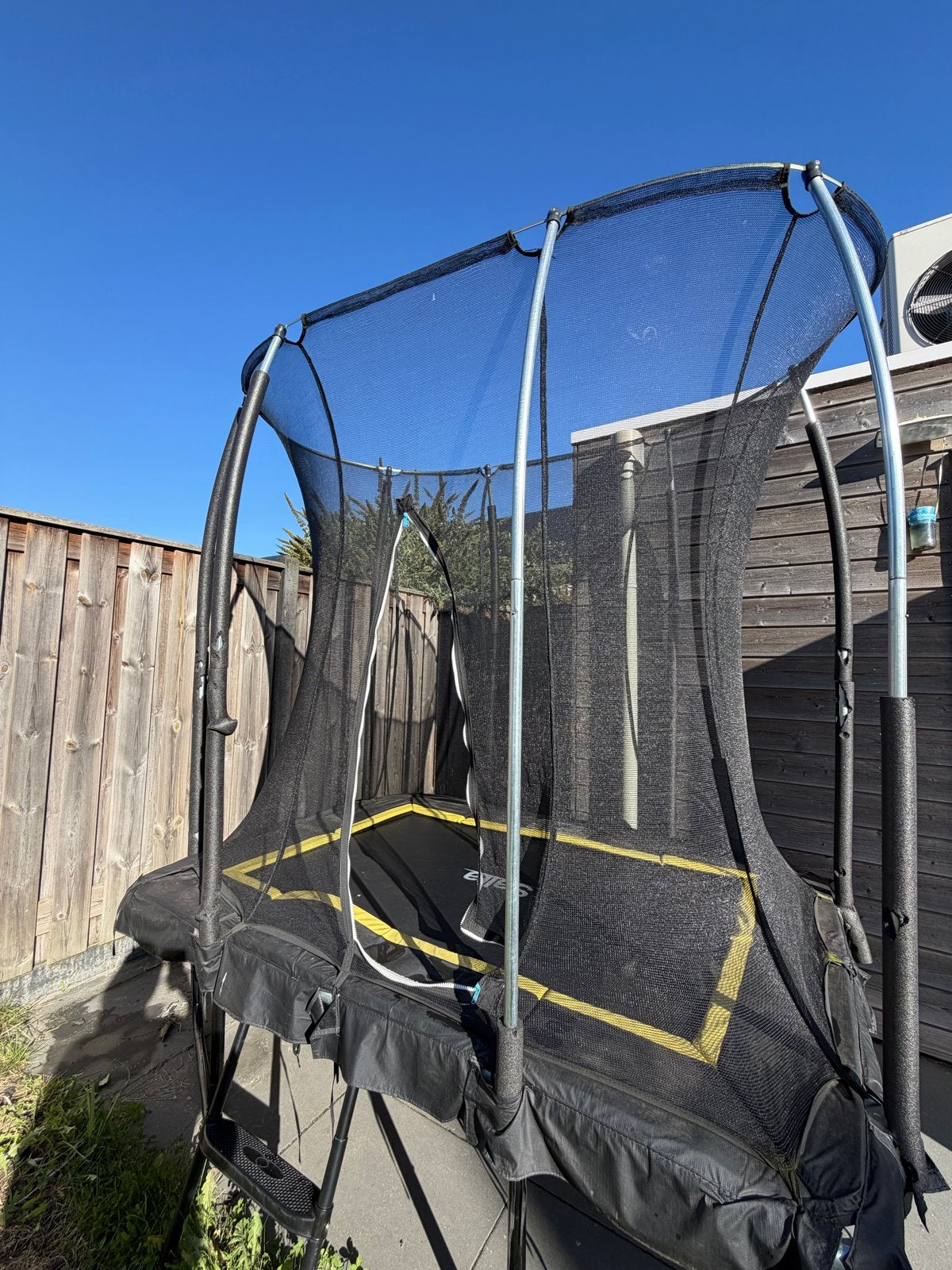 Salta trampoline met afdekhoes en trapje, Ophalen, Gebruikt