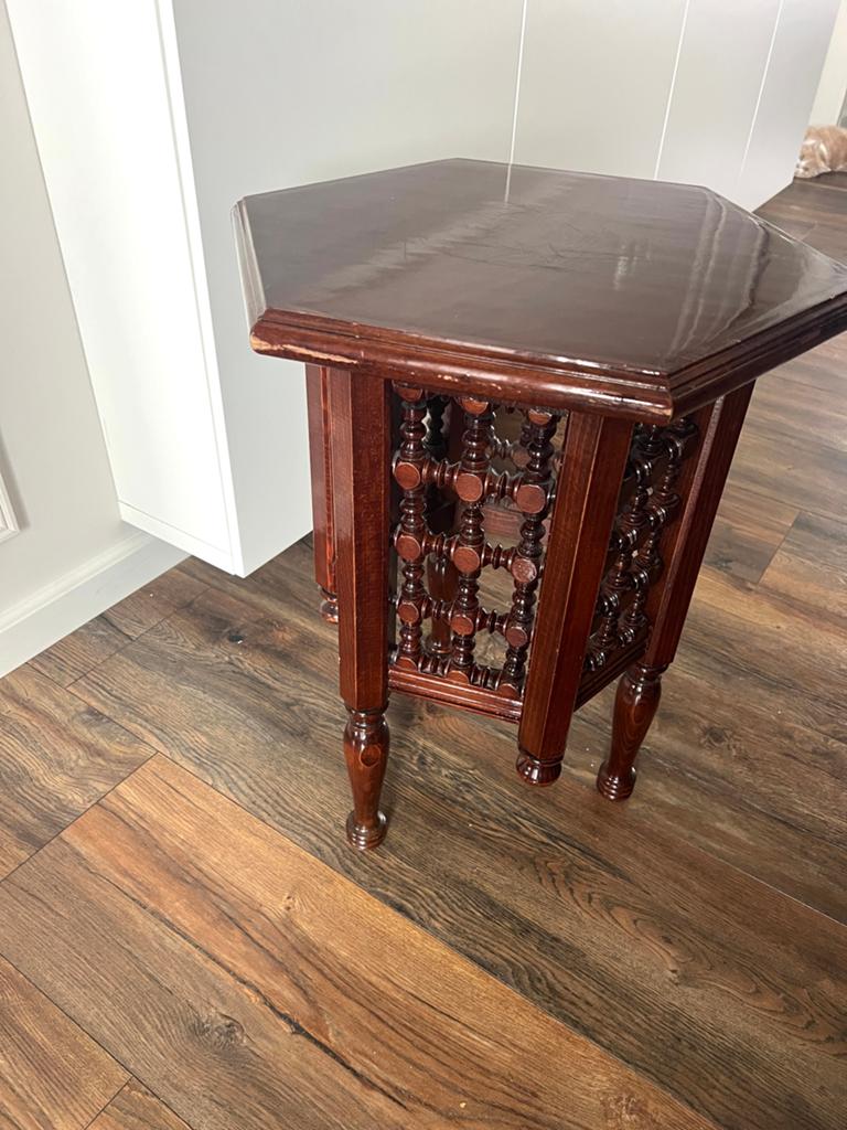 Zeshoekige houten bijzettafel met decoratief snijwerk, Ophalen