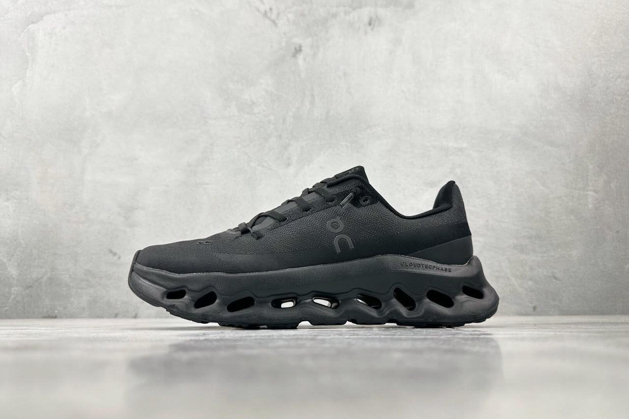 On cloud black, Zwart, Nieuw, Ophalen of Verzenden, Sneakers of Gympen