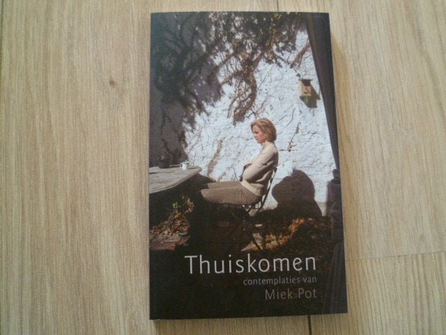 Miek Pot - Thuiskomen, Verzenden, Zo goed als nieuw, Overige onderwerpen, Achtergrond en Informatie