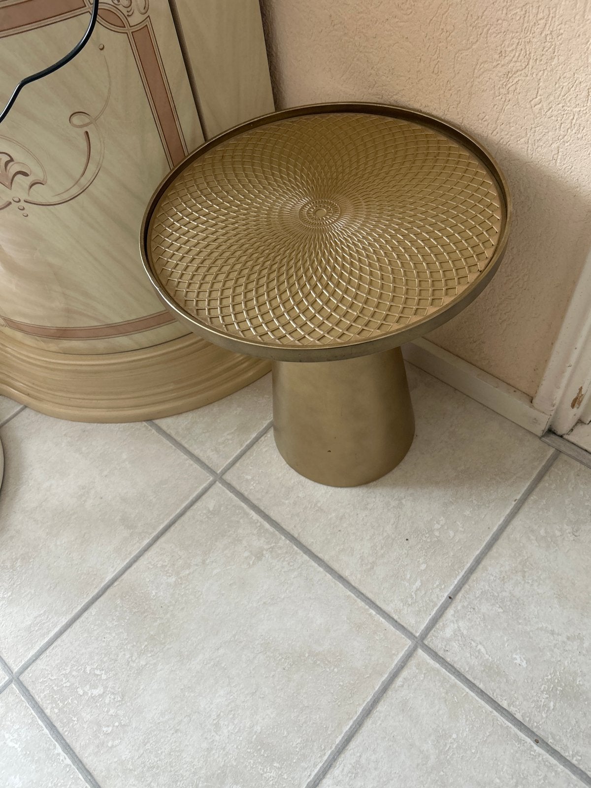 Gouden bijzettafel met uniek patroon, Huis en Inrichting, Minder dan 45 cm, Minder dan 55 cm, Metaal of Aluminium, Rond