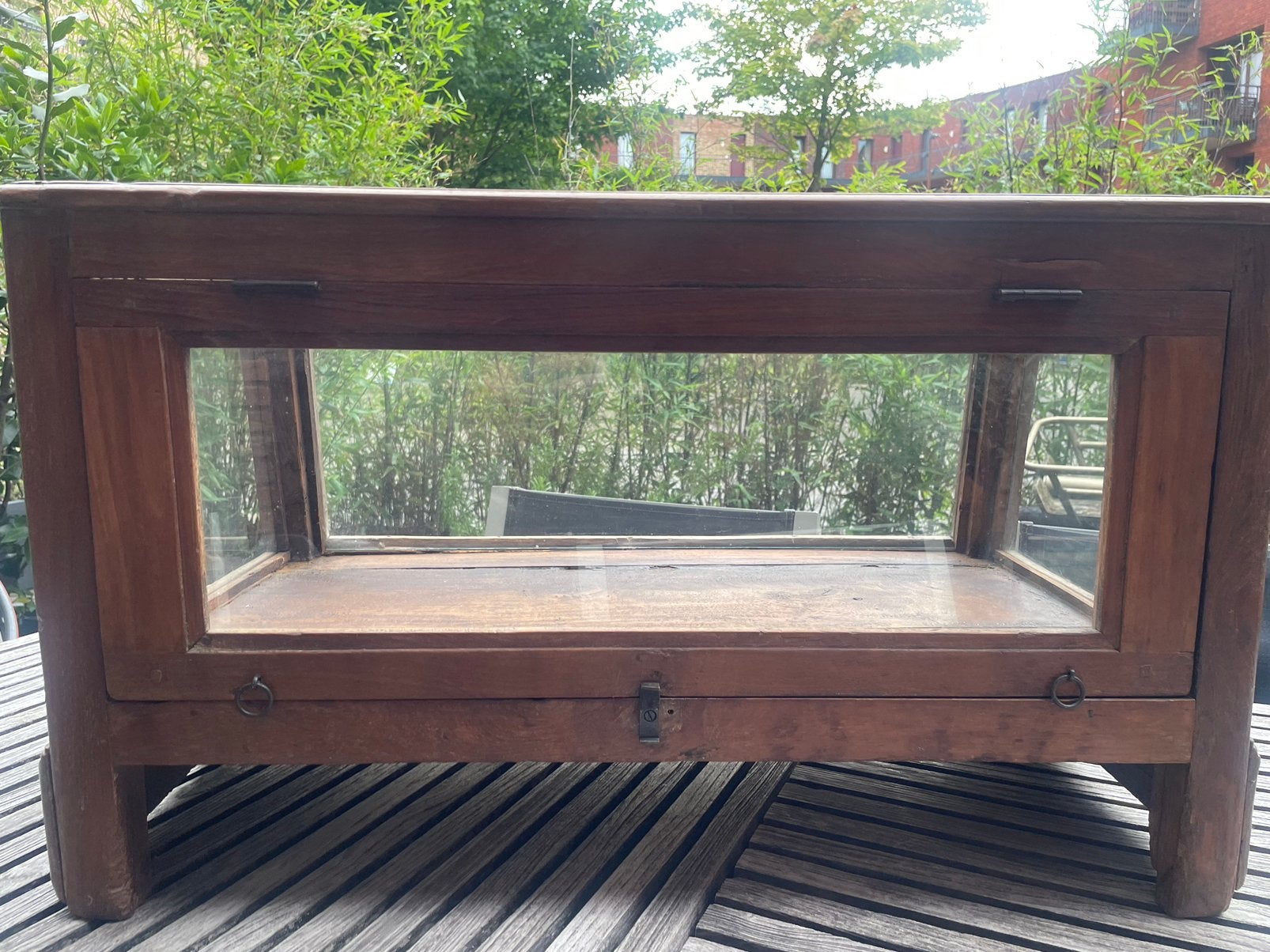 Vitrine kastje, Ophalen