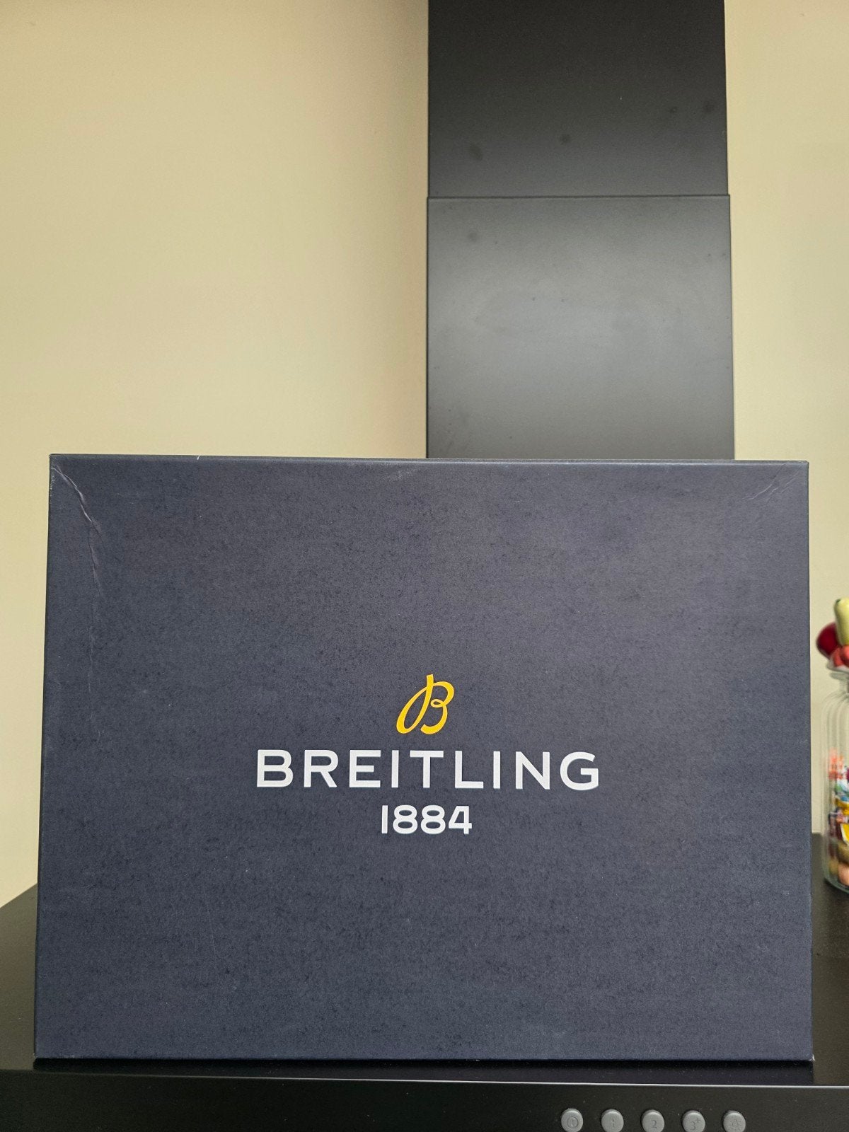 Breitling doos 40 x 30 x 7.5 cm, Gebruikt, All. du Laser 10, 2300 La Chaux-de-Fonds, Zwitserland, Breitling@watches.ch, Breitling