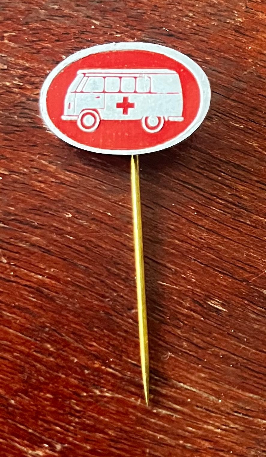 speldje rode kruis Volkswagenbus VW busje, Verzamelen, Ophalen of Verzenden, Zo goed als nieuw, Overige onderwerpen