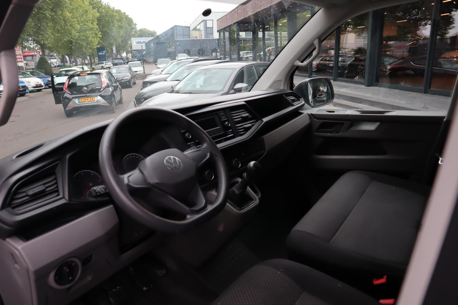 Volkswagen Transporter 2.0 TDI L2H1 T6 150pk Airco / Bluetoo, Voorwielaandrijving, Gebruikt, Zwart, 4 cilinders