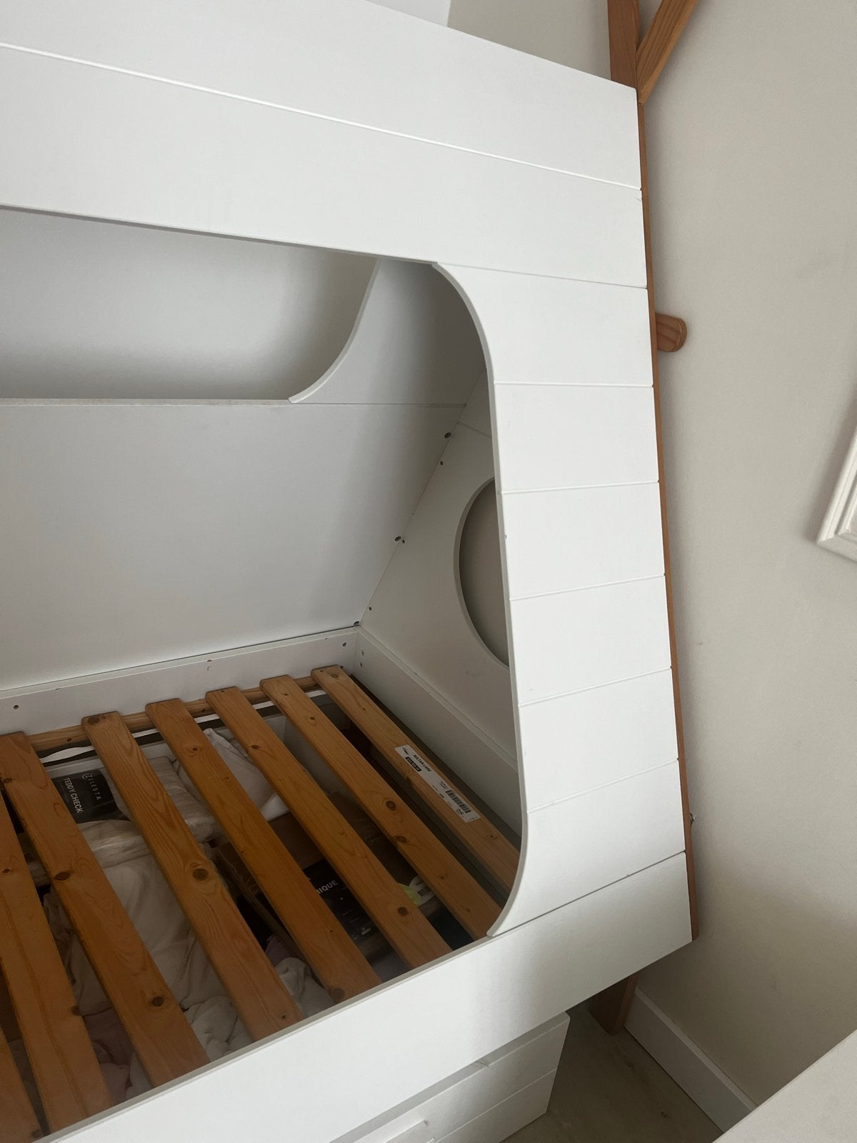 Wit houten kinderbed met huisjesdesign en opberglades, Ophalen, Gebruikt, 90 cm, Eenpersoons