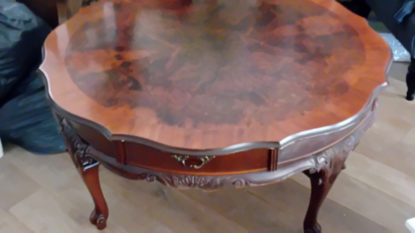 ronde salontafel.  mahoniehout, Ophalen