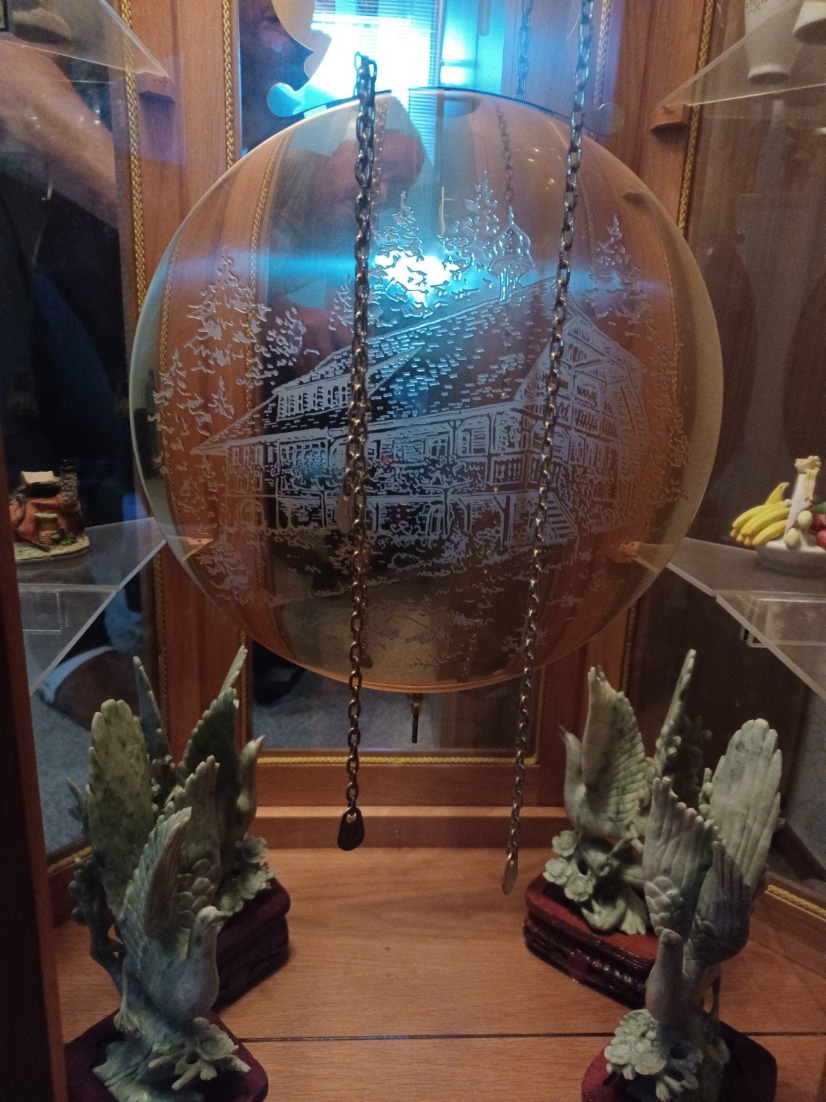 Foto 4 van Staande klok met vitrinekast en verlichting