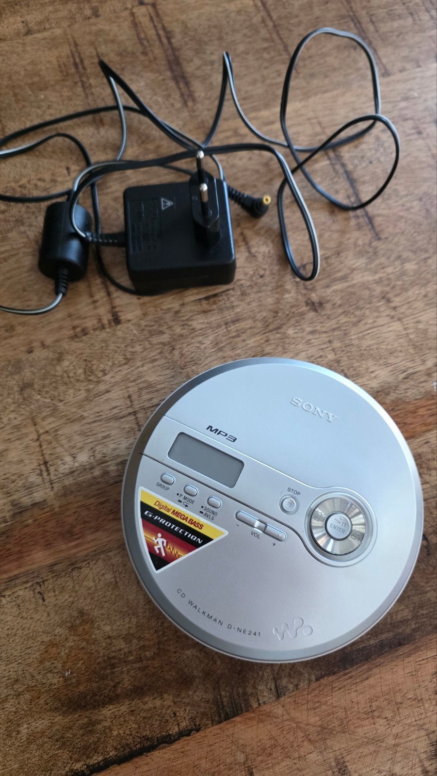 Sony CD Walkman D-NE241 MP3 Discman met oplader, Audio, Tv en Foto, Walkmans, Discmans en Minidiscspelers, Ophalen of Verzenden