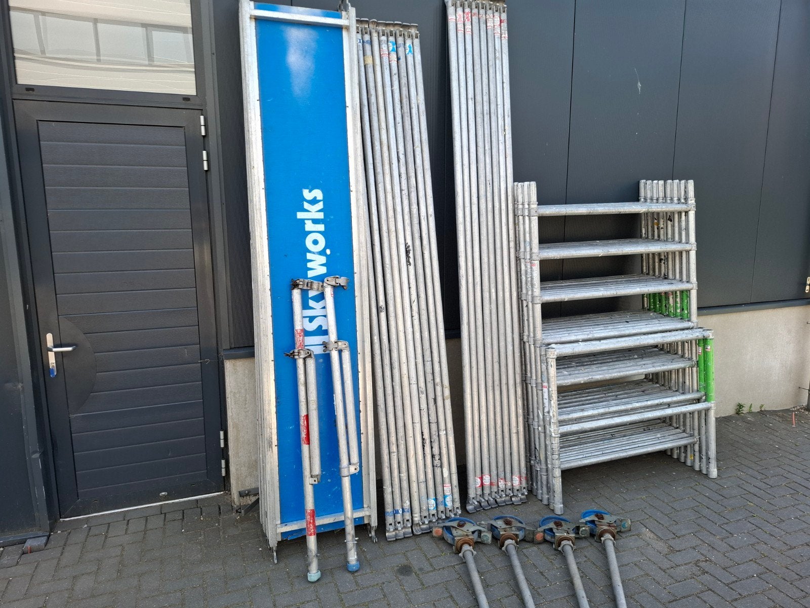 Skyworks aluminium rolsteiger 135x305, werkhoogte 10,2 mtr, Doe-het-zelf en Verbouw, Steigers, Ophalen, Zo goed als nieuw, Rolsteiger of Kamersteiger
