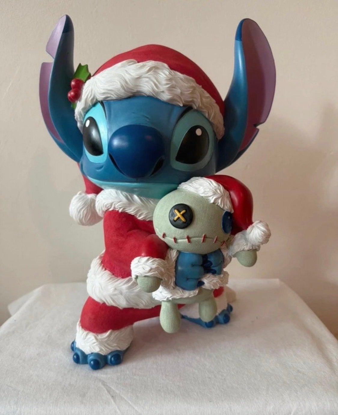 Kerst Stitch met Scrump beeld - Disney Lilo & Stitch, Ophalen of Verzenden, Overige figuren, Nieuw, Beeldje of Figuurtje