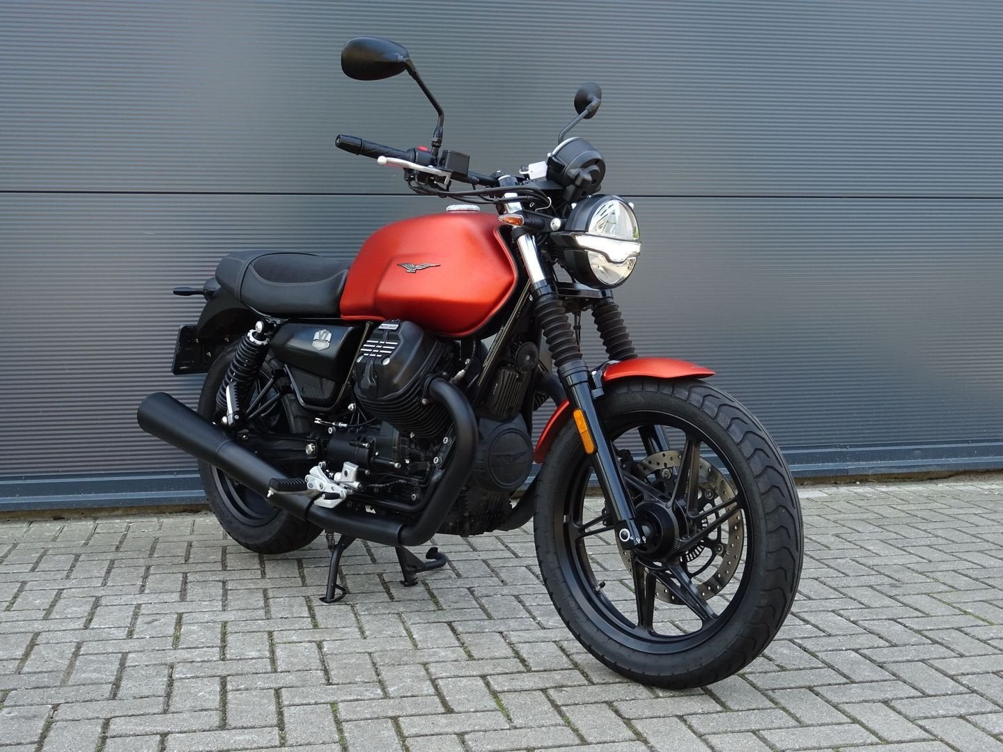 MOTO GUZZI V 7 Stone 850 2022 oranje Middenbok ZGAN orig NL, 853 cc, 2 cilinders, Bedrijf, Onbekend