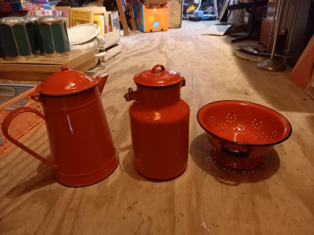 NOG EEN MOOI STEL T.W OUDE EMAILLE RODE MET ZWARTE BIES VERG, Antiek en Kunst, Antiek | Emaille, Ophalen of Verzenden