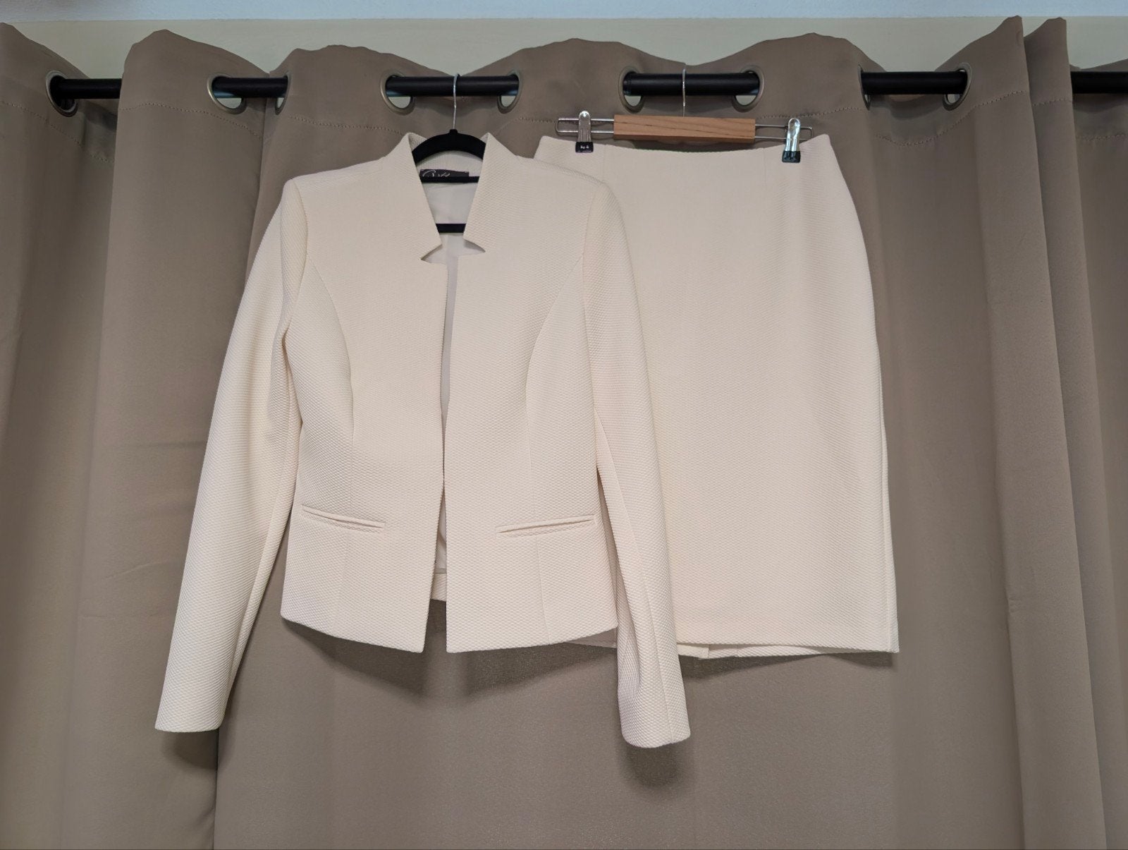 Chique Crème Jasje en Rok Set - Maat M mantelpak B three, Maat 38/40 (M), Kostuum of Pak, Wit, Nieuw