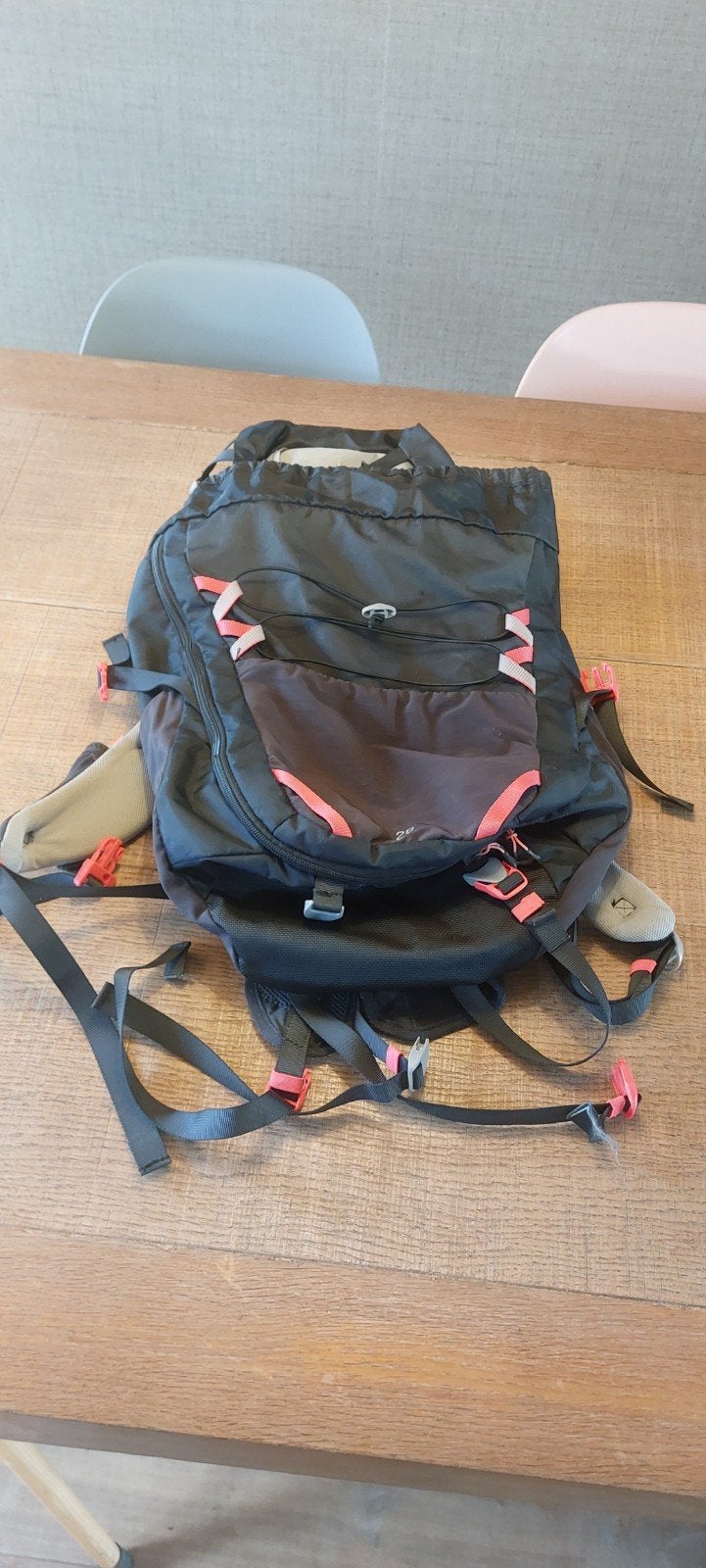 Quechua Decathlon rugzak 28L met regenhoes, Gebruikt, 25 tot 40 cm, Waterdicht, Ophalen