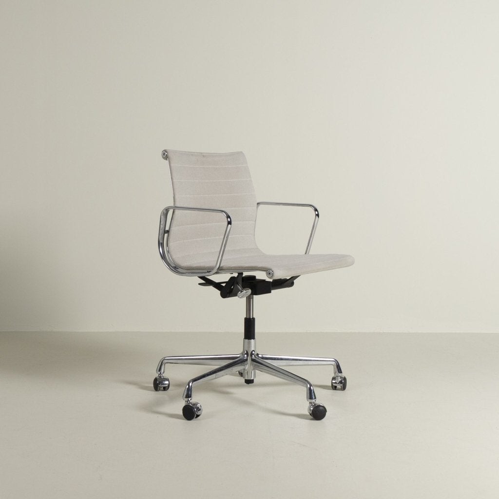 Vitra Eames EA 117 Bureaustoel Lichtgrijs Hopsak - Chroom, Vitra, Zo goed als nieuw, Niet ingevuld, Niet ingevuld