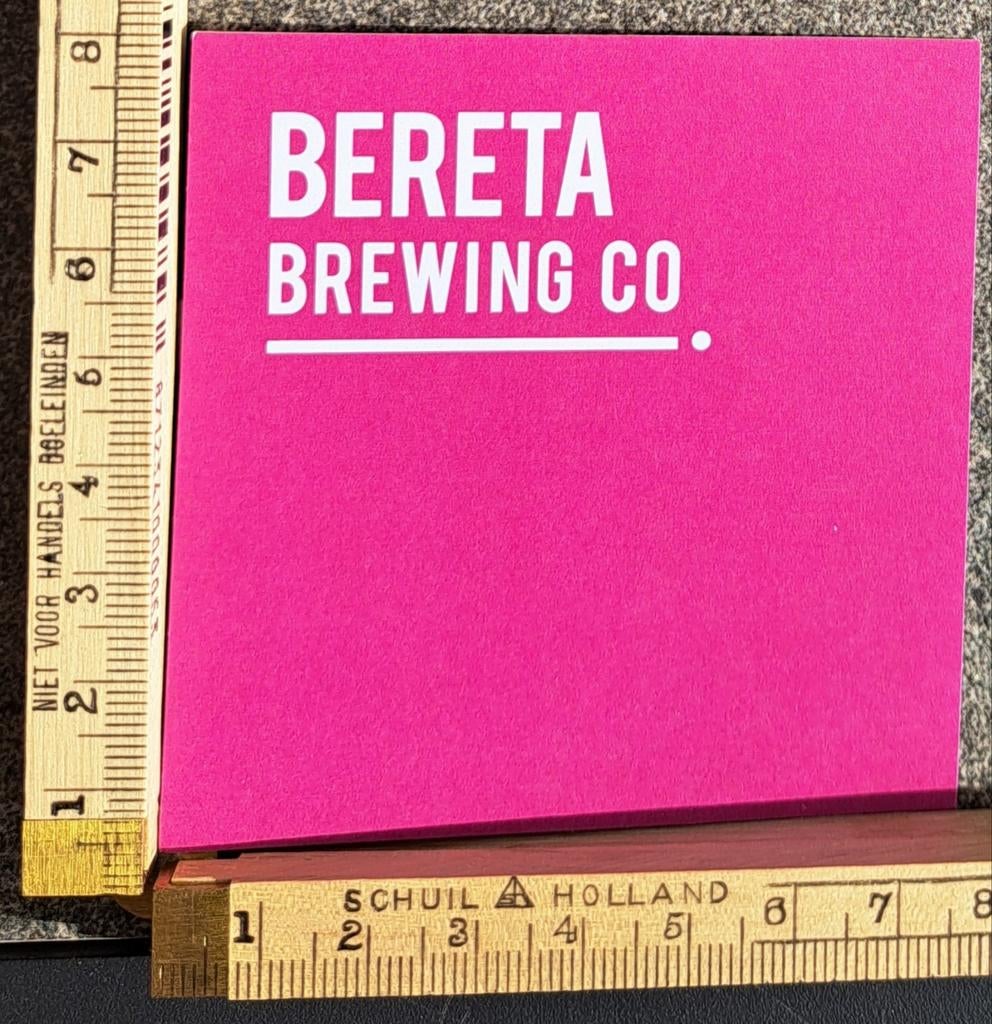 Roze Bier sticker Bereta brewing co logo Roemenië, Verzamelen, Stickers, Zo goed als nieuw, Overige typen, Ophalen of Verzenden