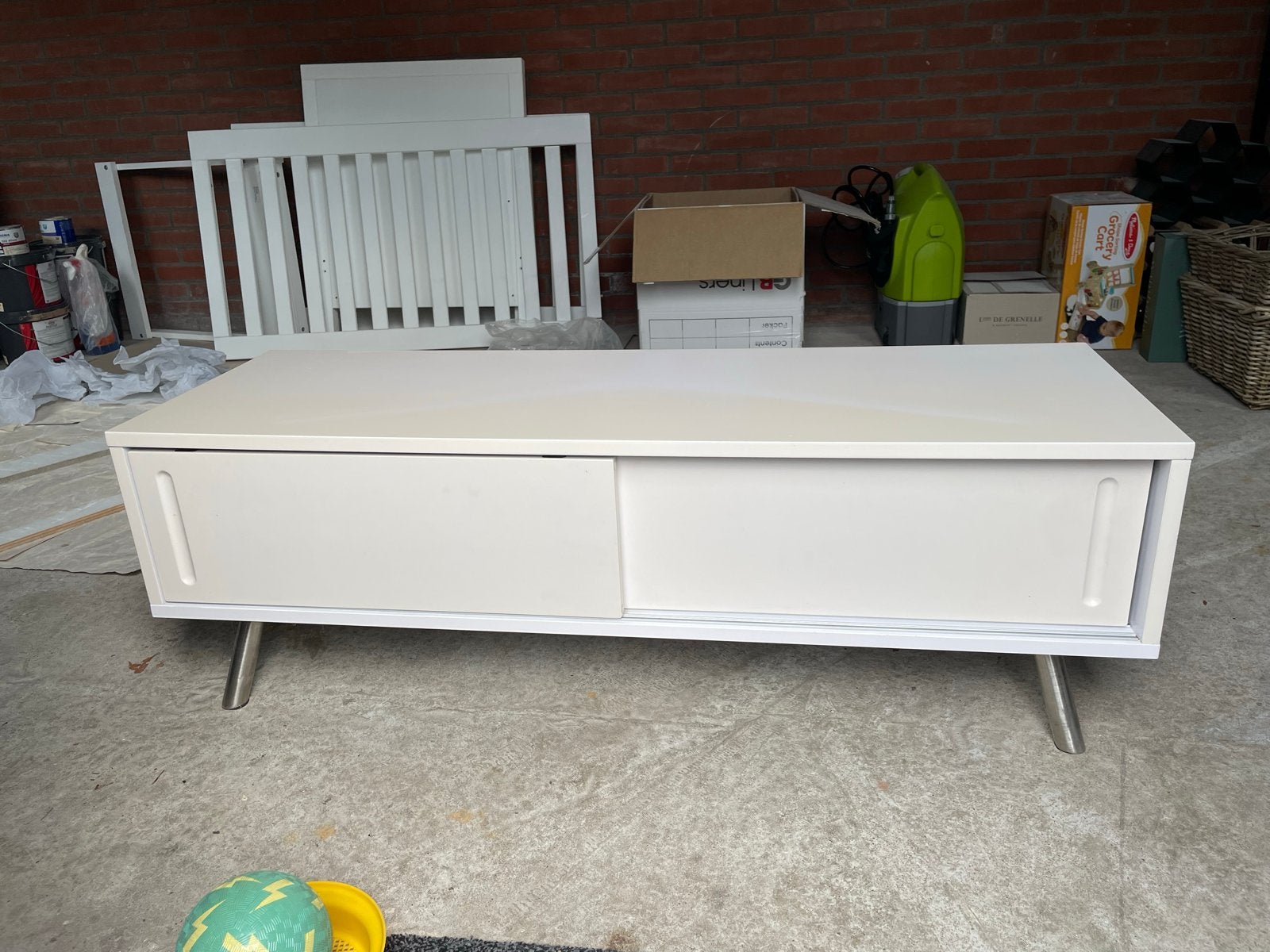Witte TV-meubel met schuifdeuren, Ophalen, Kunststof, Gebruikt, 100 tot 150 cm