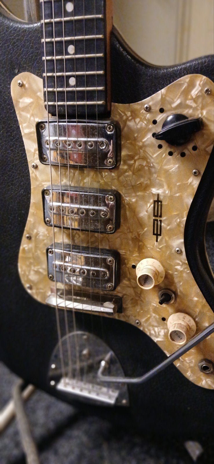 Vintage elektrische gitaar - Zwart met parelmoer slagplaat, Muziek en Instrumenten, Verzenden, Gebruikt, Solid body, Overige merken