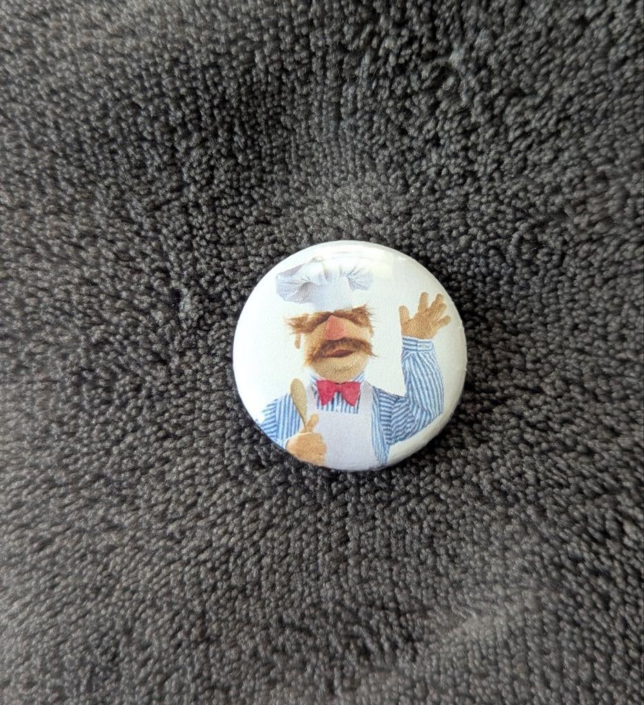Zweedse Kok – 25 mm button – wit, blauw, rood, Verzamelen, Stripfiguren, Nieuw, Overige typen, Overige figuren, Ophalen of Verzenden