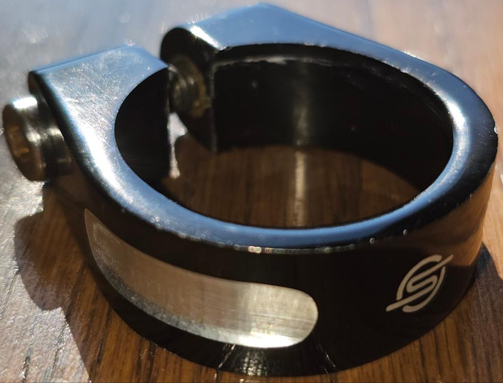 Zadelpenklem 35mm zwart zilver, Fietsen en Brommers, Fietsonderdelen, Ophalen of Verzenden, Nieuw, Zadel, Aluminium