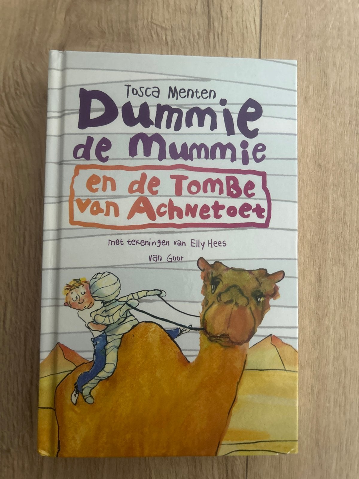 Dummie de Mummie en de Tombe van Achnetoet - Tosca Menten, Ophalen of Verzenden, Zo goed als nieuw, Fictie algemeen