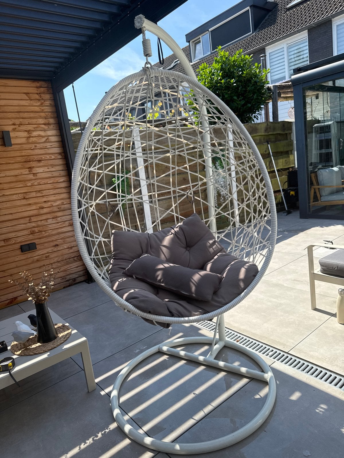 Witte hangstoel met standaard en kussens, Ophalen, Gebruikt, Wicker