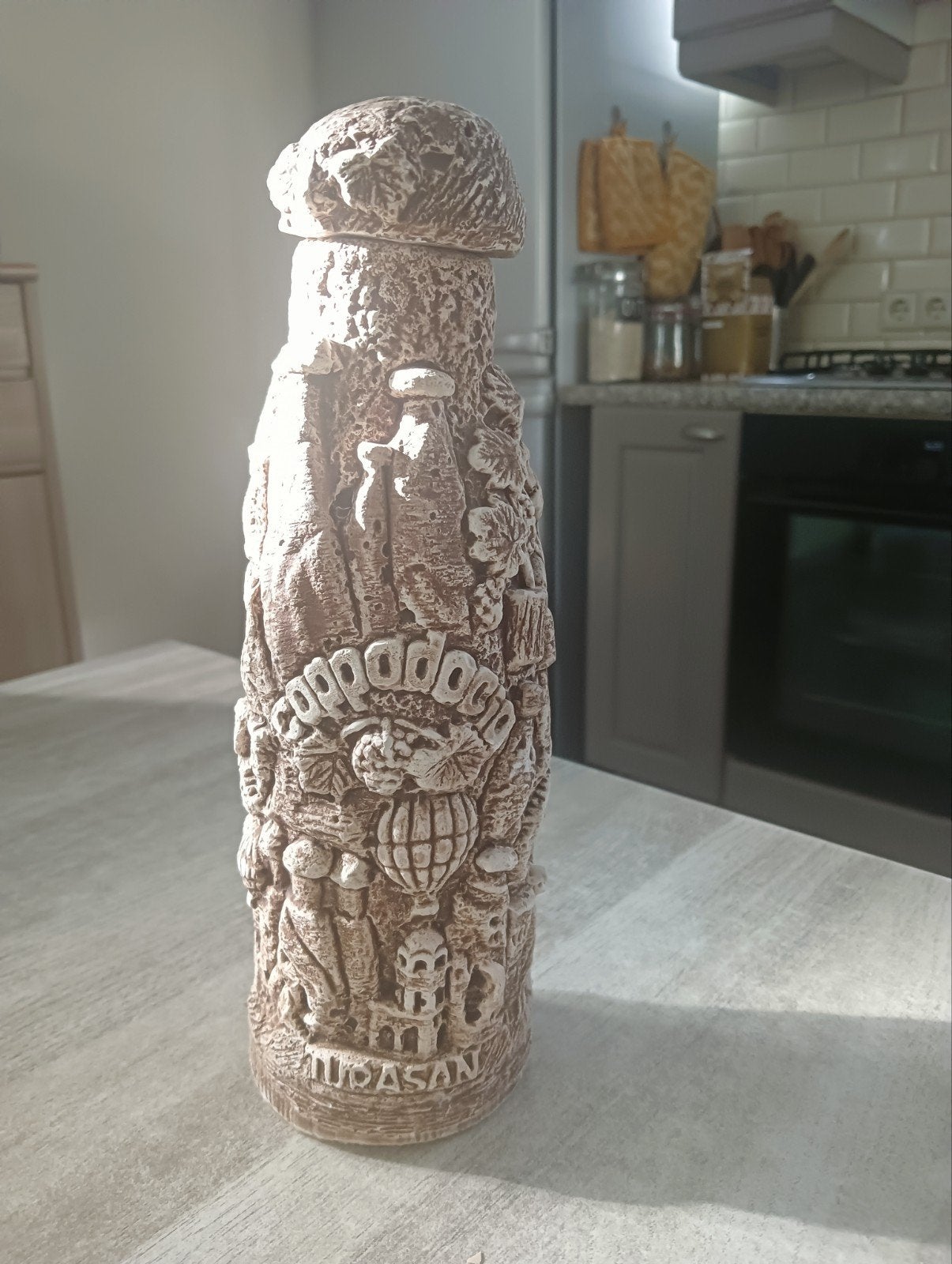 Kunstig bewerkte wijnfles uit Cappadocië, excl wijn, Ophalen of Verzenden, Zo goed als nieuw