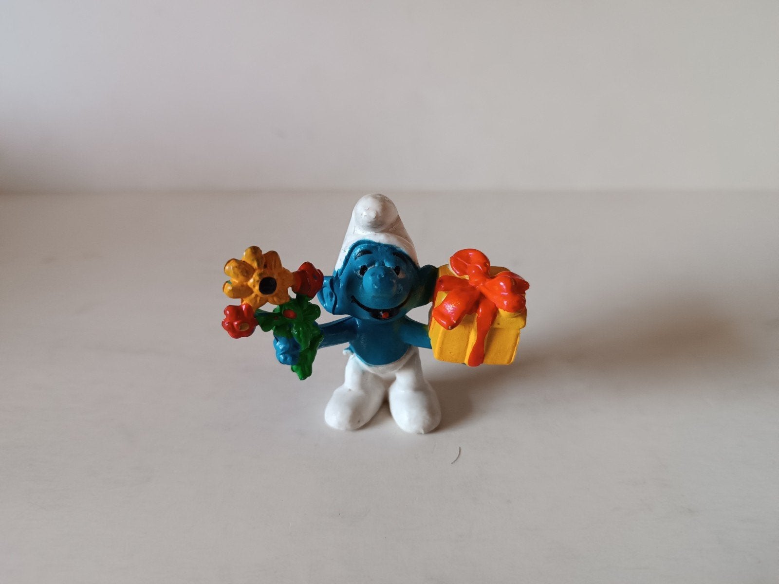 Schleich Smurfen Collectie: Smurf met cadeau en bloemen, Verzamelen, Smurfen, Ophalen of Verzenden, Gebruikt, Overige Smurfen