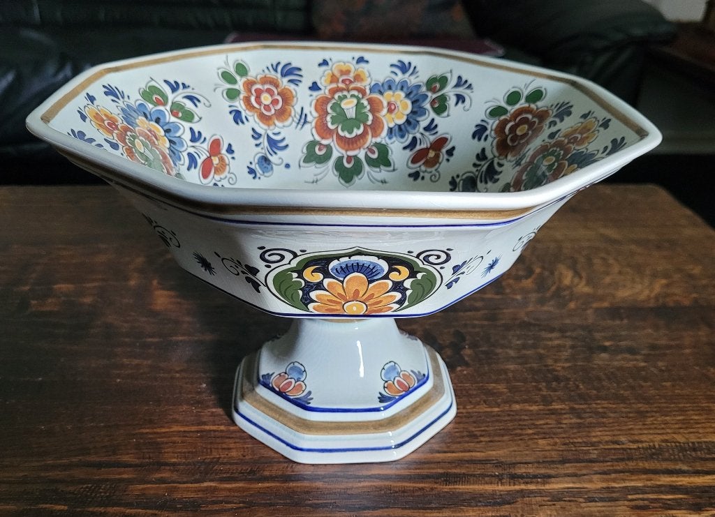 Schaal op voet porselein Plateelbakkerij Flora, Antiek en Kunst, Ophalen of Verzenden