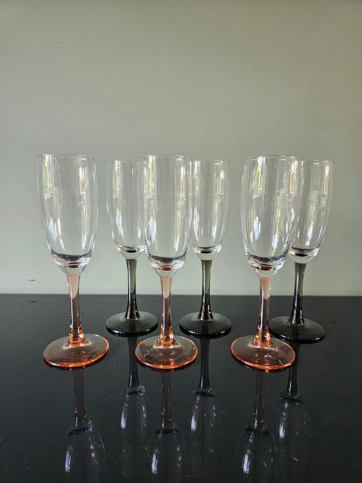 Set van 6 champagneglazen met gekleurde voet (roze en grijs), Ophalen of Verzenden, Zo goed als nieuw, Overige typen