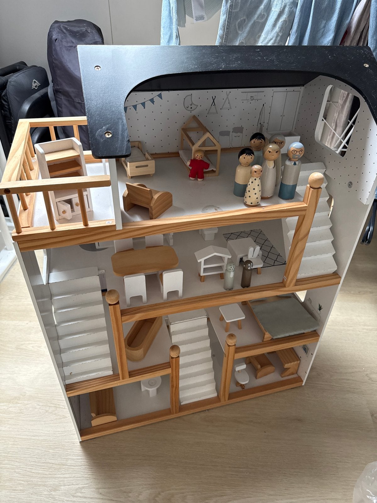 Groot houten poppenhuis met meubels en poppetjes, Kinderen en Baby's, Ophalen, Zo goed als nieuw, Poppenhuis