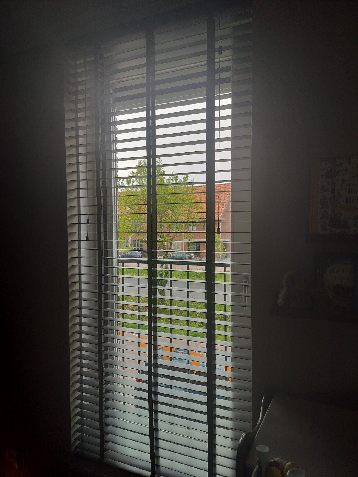 Twee op maat gemaakte houten jaloezieën 50 mm in kleur Taupe, Ophalen, Jaloezie, Hout, Zo goed als nieuw