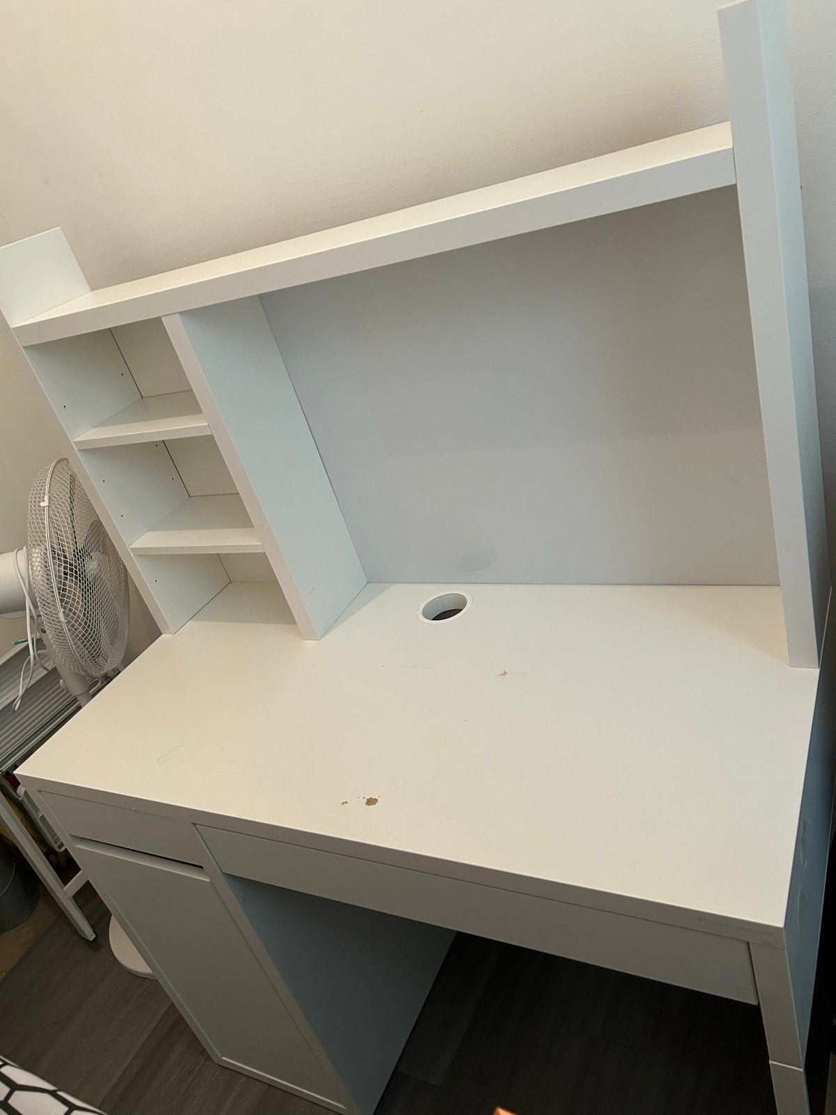 Wit IKEA bureau met opbouw en kleine beschadiging, Ophalen, Opbergruimte, Gebruikt, Spaanplaat of MDF