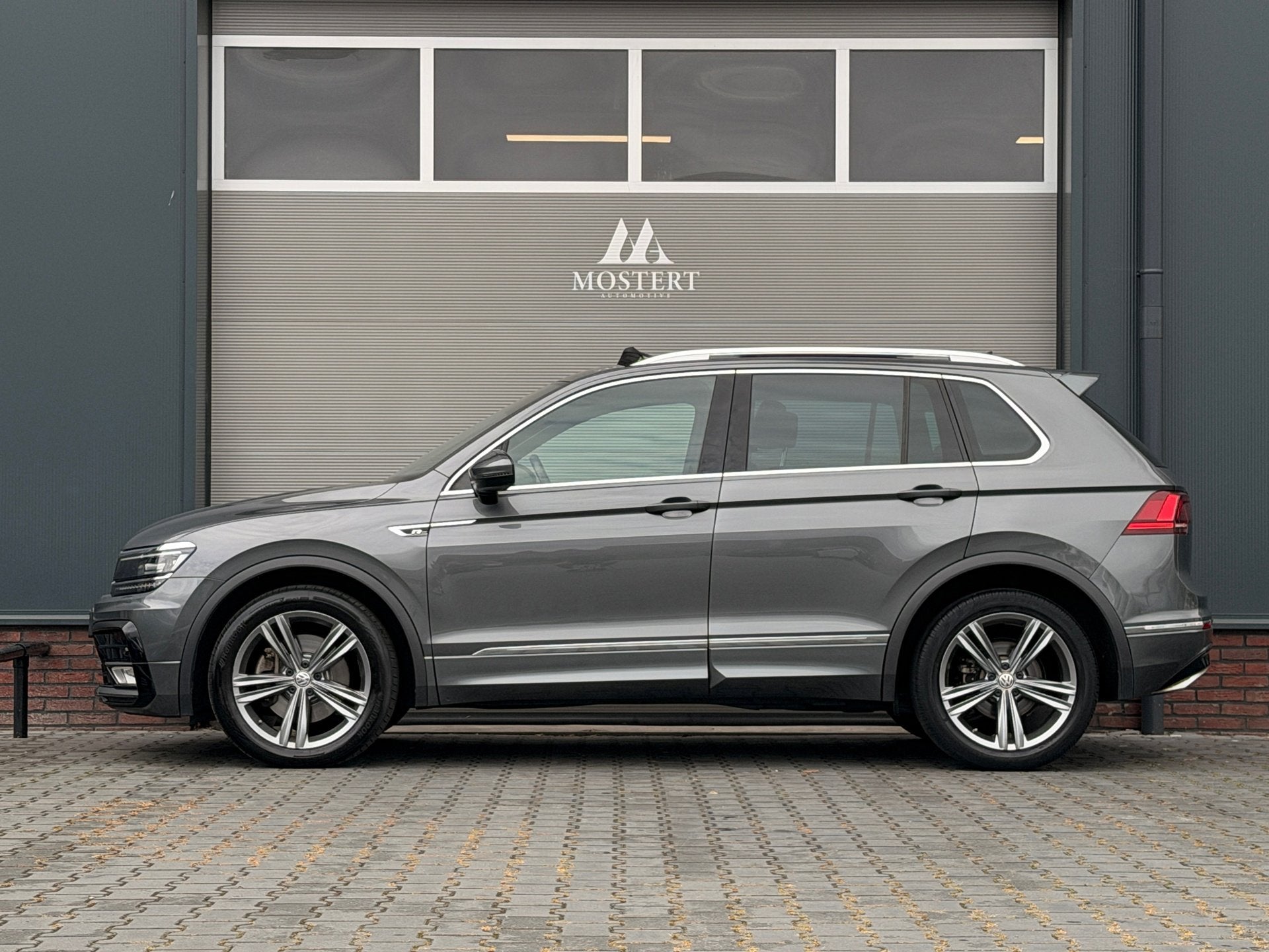 Volkswagen Tiguan 2.0 TSI/220pk 4Motion Highline Business R|, Gebruikt, 4 cilinders, 1984 cc, 2500 kg