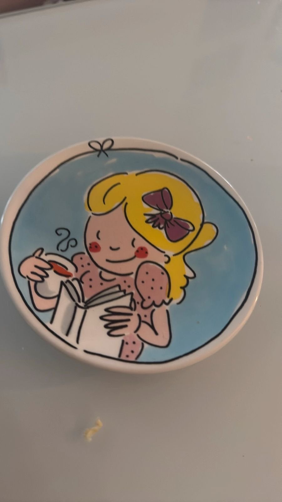 Decoratief schaaltje met illustratie van lezend meisje, Gebruikt, Meerkleurig, Overige stijlen, Ophalen of Verzenden