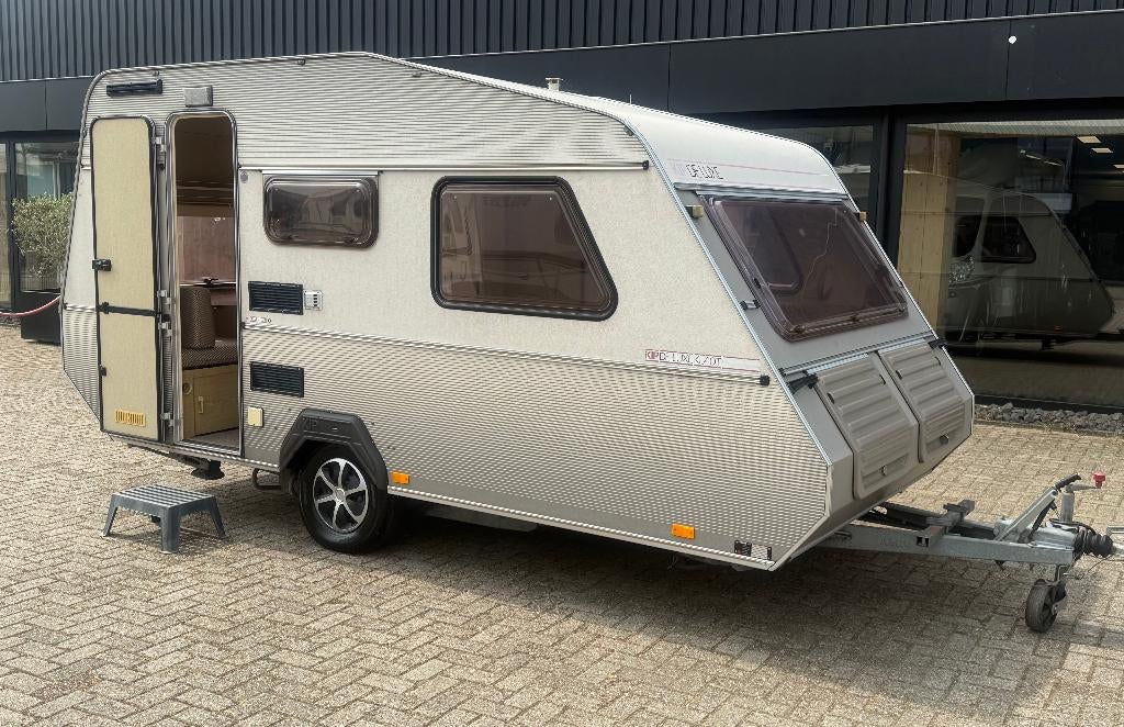 Kip DE LUXE KL 40T ( zeer netjes , vakantie klaar), Caravans en Kamperen, Caravans, Treinzit, Particulier, 4 tot 5 meter, 500 - 750 kg