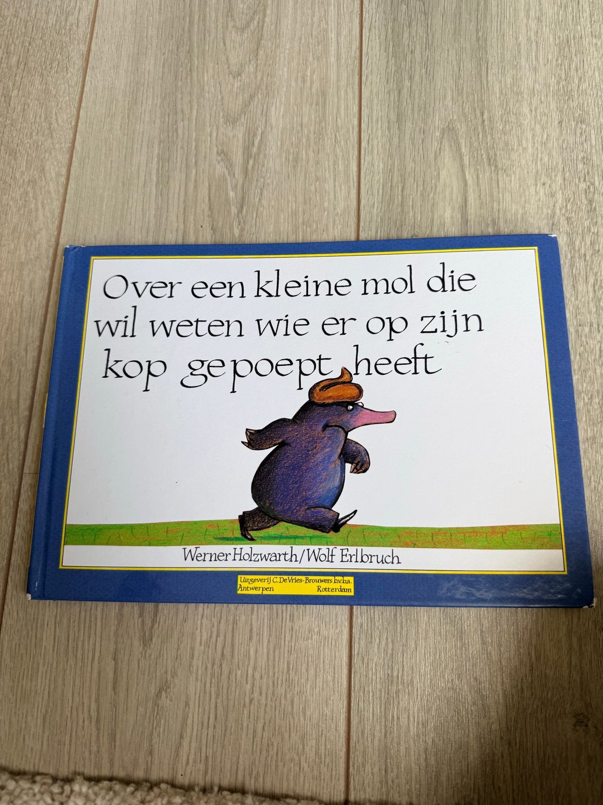 Over een kleine mol die wil weten wie er op zijn kop gepoept, Gelezen, Fictie algemeen, Jongen of Meisje, Ophalen of Verzenden
