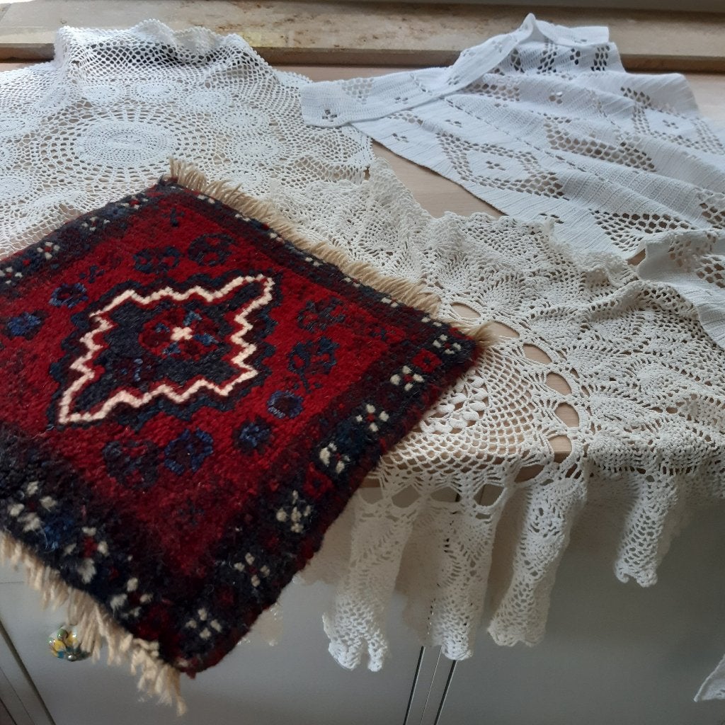 Oosters Shiraz tapijtje en 2 kanten kleedjes en 1 tafelloper, Wit, Gebruikt, 50 tot 100 cm, Landelijk, vintage