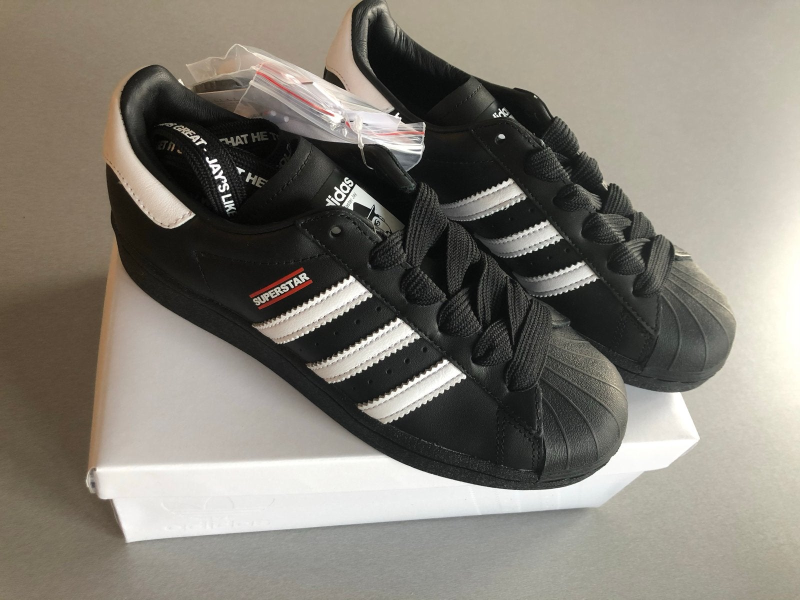 Adidas Run D.M.C. x Superstar | Maat US 5.5 | DEADSTOCK, Zwart, Nieuw, Ophalen of Verzenden, Sneakers of Gympen