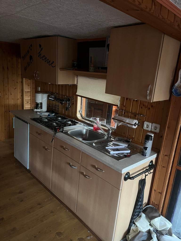 Gezocht! Iemand die deze keuken kan wrappen kastjes+werkblad, Ophalen of Verzenden, Zo goed als nieuw