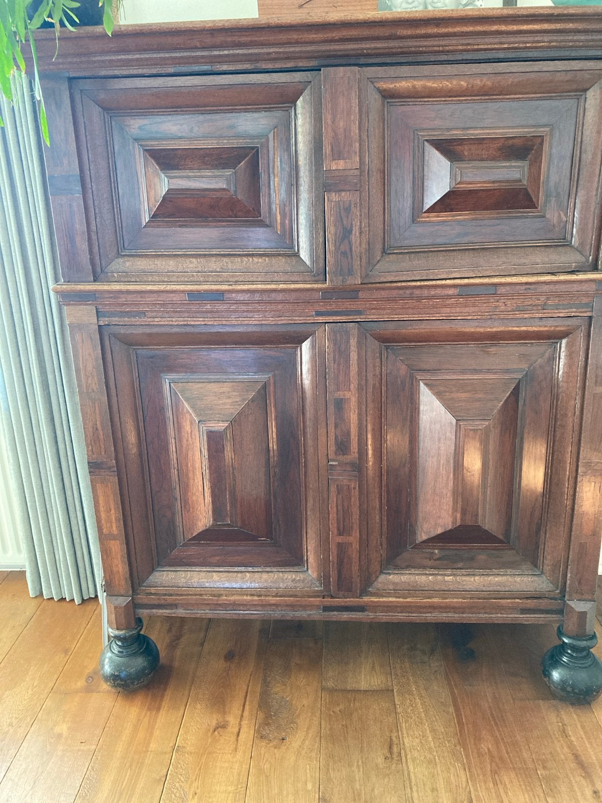 Antieke houten kast met decoratieve panelen, Ophalen